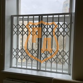 раздвижная решетка на двустворчатое окно с петлями для навесного замка
